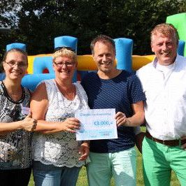 Bart Houtman en Hans Leijen van Stichting Dolfinn overhandigden een cheque van € 3.000,- aan de organisatie.