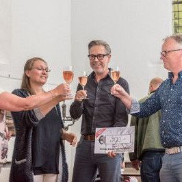 Namens de organisatie (Lucia Admiraal en René Groot) mochten Renate Bowra en Willem de Haas (van de vriendenstichting) een cheque van 390,- euro in ontvangst nemen.