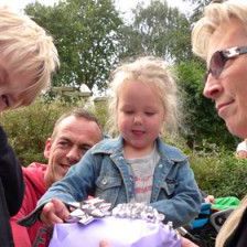 Vrijdag 4 oktober nam Ryan Graaman, een van de kinderen op orthopedagogisch dagcentrum De Vijfhoek, de nieuwe rolstoelschommel feestelijk in gebruik.