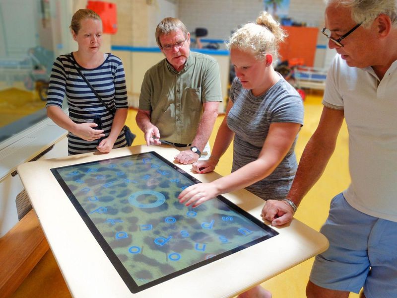 v.l.n.r. Suzan Kaandorp en Pim Kaandorp (Vrienden met Myla), Amber Bos (De Vijfhoek) en René de Boer (Vrienden van De Vijfhoek).