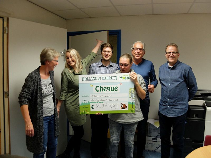 Foto van links naar rechts: Angela Stroomer (De Vijfhoek), Lisette Droog (Holland & Barrett), Robin van Duuren (Holland & Barrett) en van de Vrienden van De Vijfhoek: Renate Bowra, René de Boer en Teije Dijk.
