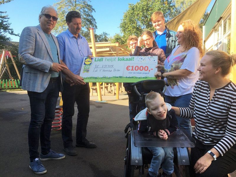 Op de foto ziet u Kevin, Amy en Lars (kids Vijfhoek), Peter (Lidl), Joery (vrijwilliger zaterdagopvang), Judith en Eva van De Vijfhoek en René (Vrienden van De Vijfhoek). 