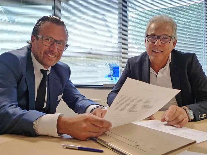 links notaris Gerard van Leersum, rechts voorzitter Vrienden van De Vijfhoek René de Boer