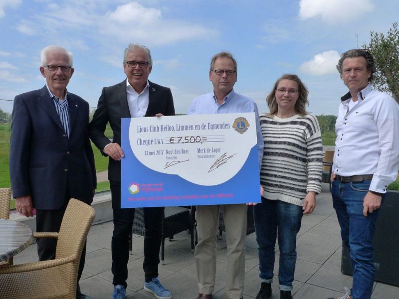 Op de foto: v.l.n.r. Jan Valkering, René de Boer, Nout den Boer, Renate Bowra en Merk de Jager.