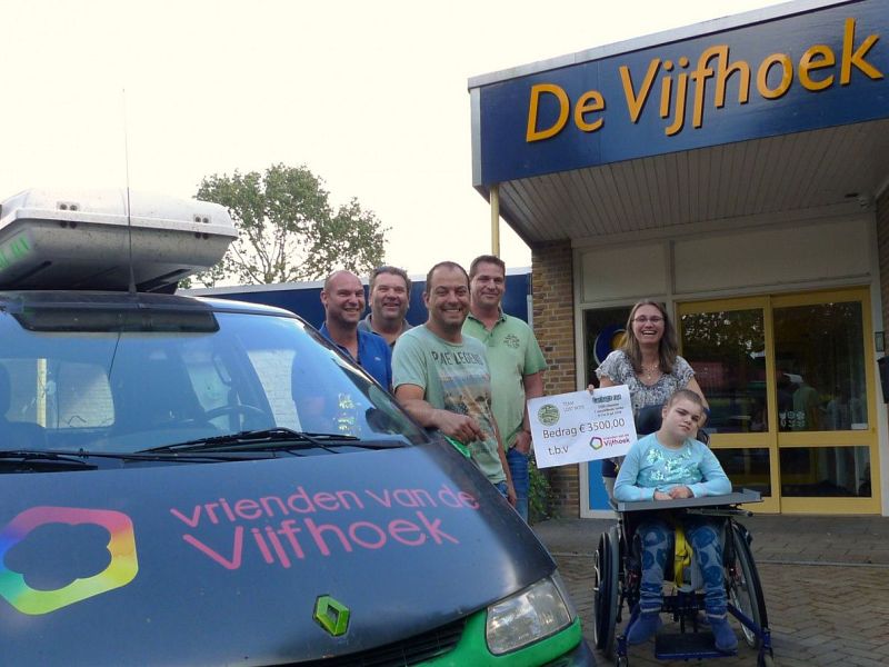 Lost Boys Marcel Kamminga, Richard Nansink, Koen van Weezenbeek en Fons Nijman overhandigden vanmiddag een cheque ter waarde van € 3.500,- aan Renate Bowra van de Stichting Vrienden van de Vijfhoek.