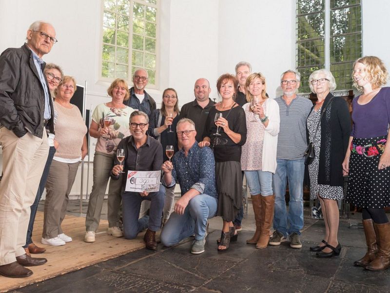Namens de organisatie (Lucia Admiraal en René Groot) mochten Renate Bowra en Willem de Haas (van de vriendenstichting) een cheque van 390,- euro in ontvangst nemen.