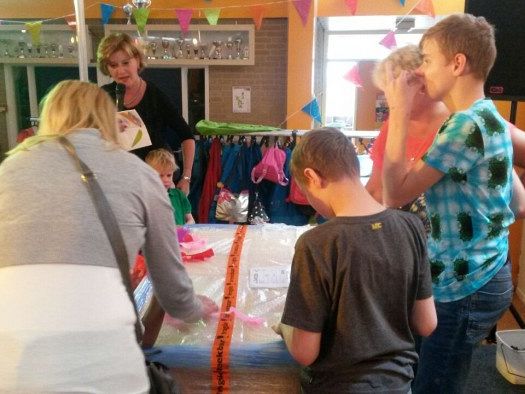 Op maandag 15 juni ontvingen de kinderen van groep 5 van De Vijfhoek een nieuwe zand/watertafel van de kinderen van cbs de Duif.