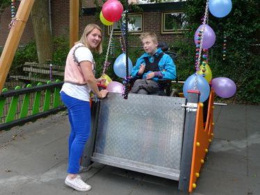 Vrijdag 4 oktober nam Ryan Graaman, een van de kinderen op orthopedagogisch dagcentrum De Vijfhoek, de nieuwe rolstoelschommel feestelijk in gebruik.