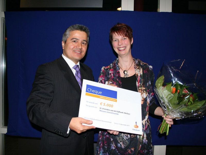 Ugur Pekdemir, directievoorzitter van Rabobank Noord-Kennemerland, overhandigde dit geweldige bedrag aan Anke Holtrop