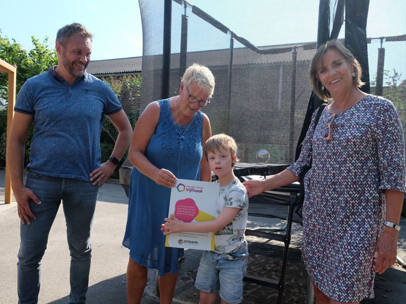 Stemar Engineering doneert trampoline aan De Vijfhoek, v.l.n.r. Sjors van Kuipers, Diana Bos, Nehamia en Yvonne van den Burg